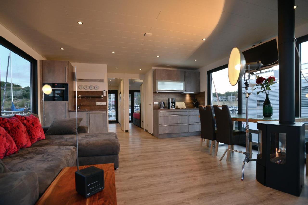 Hausboote Und Ferienhaeuser Marina Muecheln Mucheln Exterior foto
