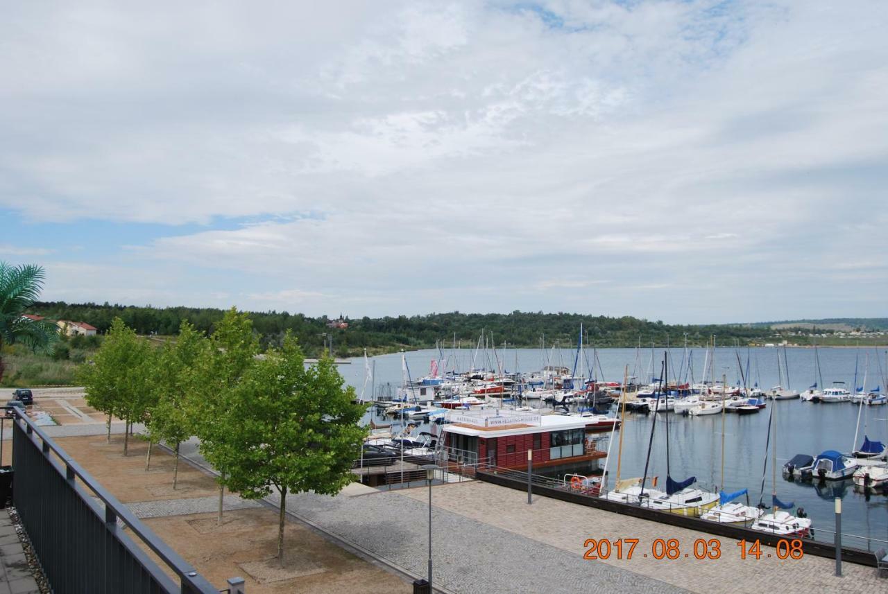 Hausboote Und Ferienhaeuser Marina Muecheln Mucheln Exterior foto