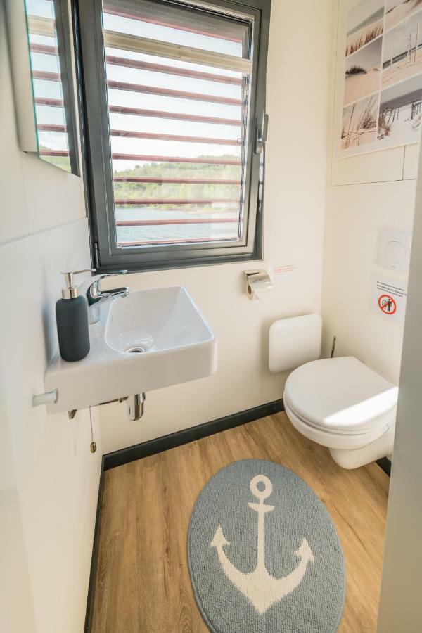 Hausboote Und Ferienhaeuser Marina Muecheln Mucheln Exterior foto