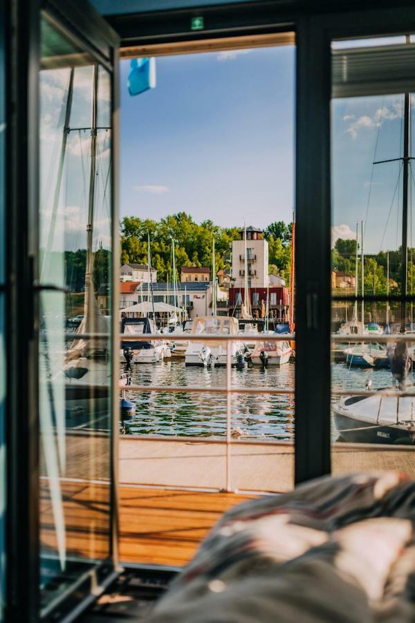 Hausboote Und Ferienhaeuser Marina Muecheln Mucheln Exterior foto
