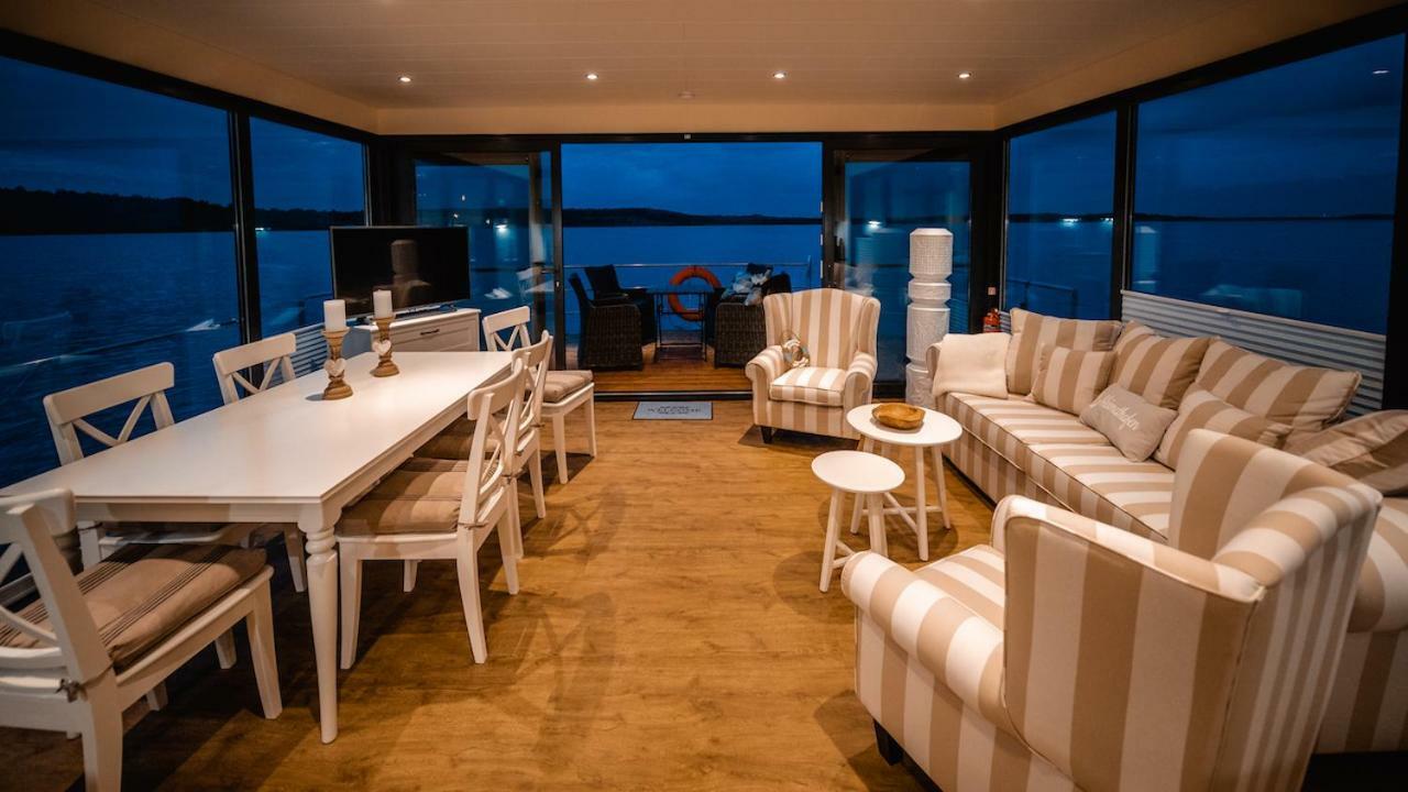 Hausboote Und Ferienhaeuser Marina Muecheln Mucheln Exterior foto
